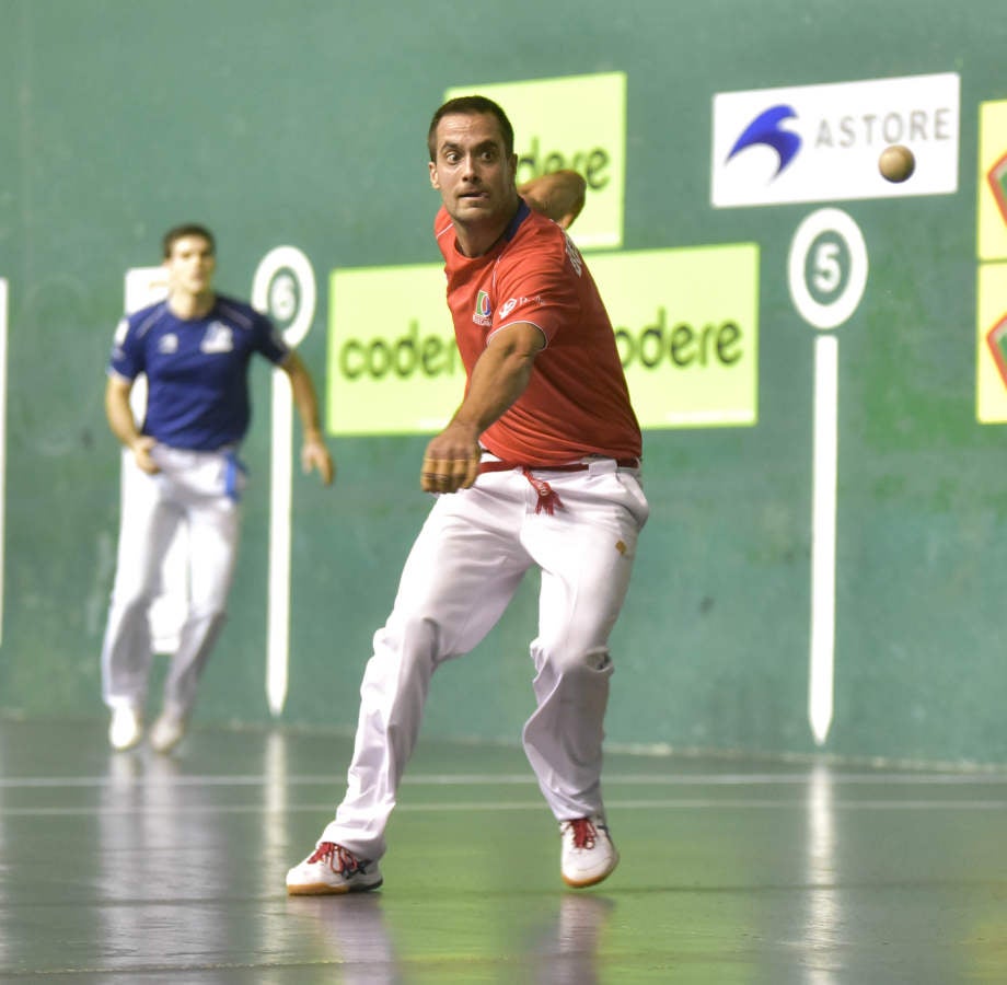 Irribarria y Zabaleta son líderes provisionales del Campeonato de Parejas gracias a su cómoda victoria por 11-22 sumada ante Bengoetxea VI y Ander Imaz este viernes en un Beotibar de Tolosa lleno.