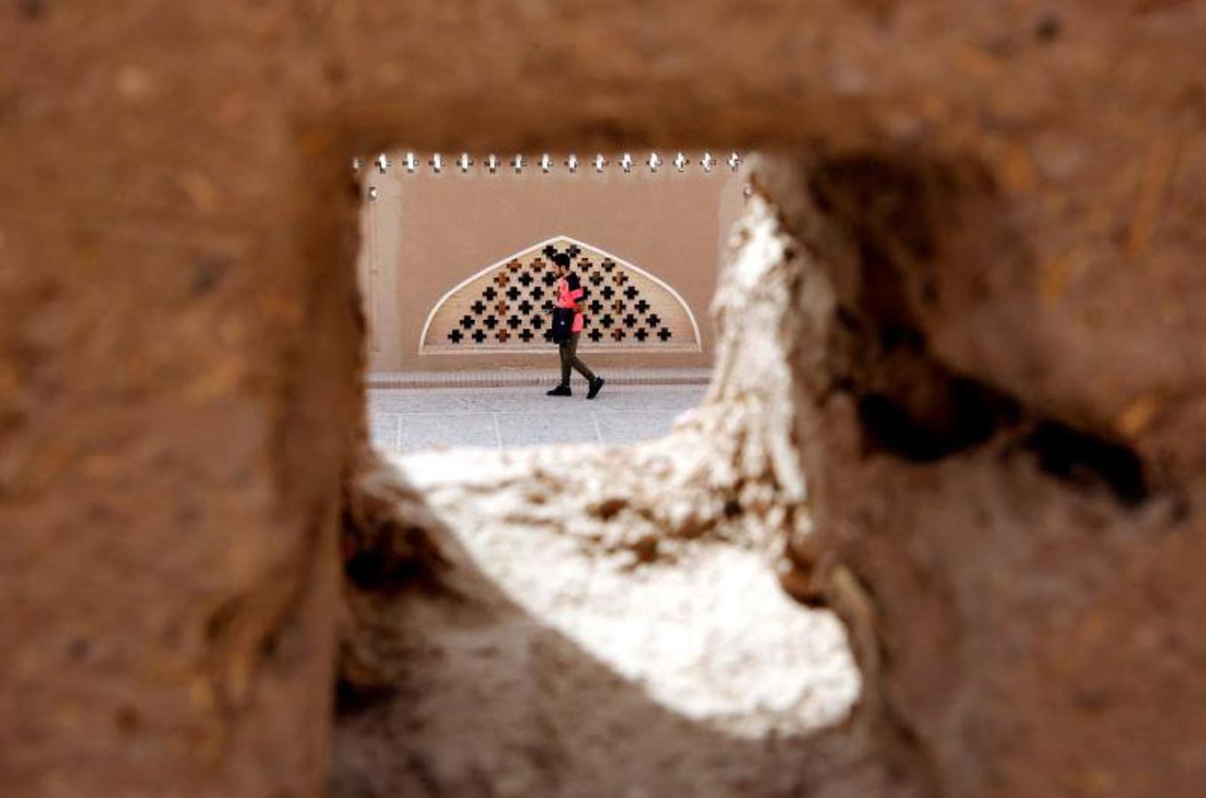 Visitantes en la ciudadela Arg-e Bam, declarada Patrimonio de la Humanidad por la UNESCO, durante la conmemoración del 15 aniversario del terremoto en la ciudad de Bam, provincia de Kerman, sureste de Irán, el 27 de diciembre de 2018. Arg-e Bam y la ciudad de Bam, en el sureste de Irán, fueron devastadas a principios del 26 de diciembre de 2003 por un terremoto con una magnitud de 6,3 en la escala de Richter. 
