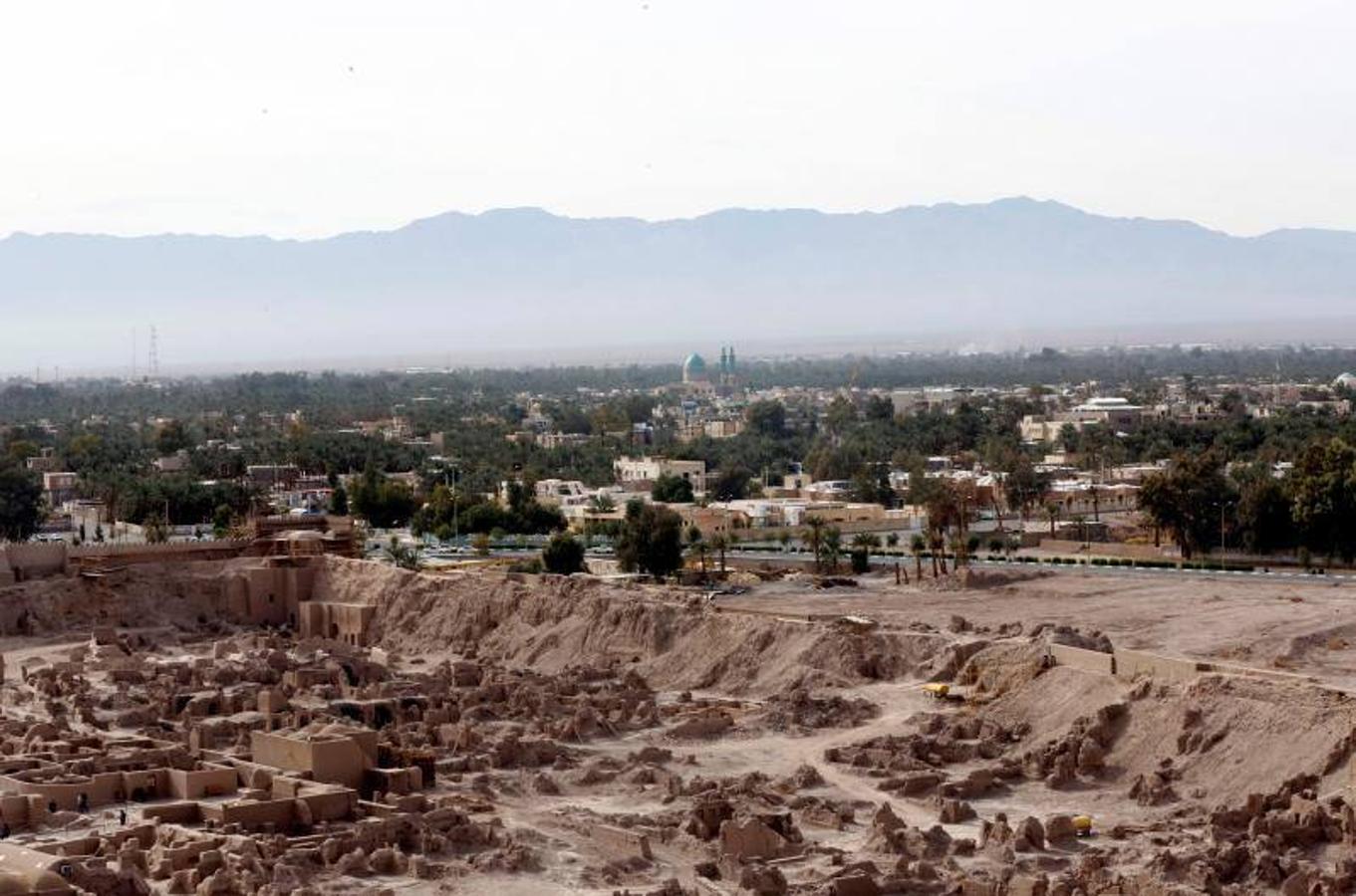 Visitantes en la ciudadela Arg-e Bam, declarada Patrimonio de la Humanidad por la UNESCO, durante la conmemoración del 15 aniversario del terremoto en la ciudad de Bam, provincia de Kerman, sureste de Irán, el 27 de diciembre de 2018. Arg-e Bam y la ciudad de Bam, en el sureste de Irán, fueron devastadas a principios del 26 de diciembre de 2003 por un terremoto con una magnitud de 6,3 en la escala de Richter. 