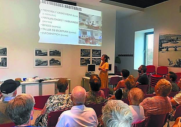 Información. Charla de Bienestar Social sobre sus recursos en el Cuerpo de Guardia de Behobia.
