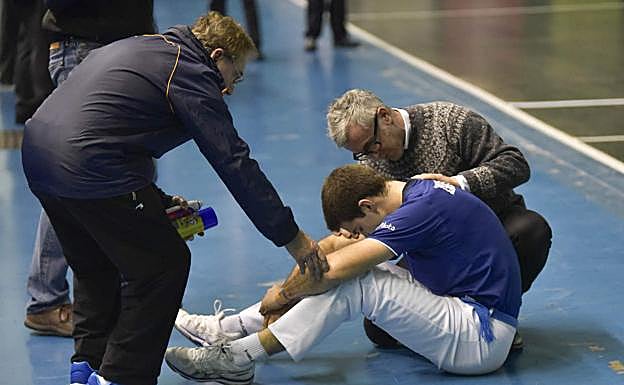 El zaguero de Etxarren se ha llevado un fuerte golpetazo en la zona lumbar derecha tras una caída