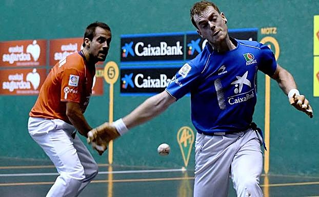 Unai Laso se dispone a rematar con la derecha, en una imagen de archivo. 