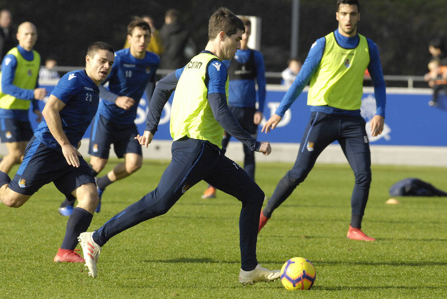 La Real Sociedad tiene hoy una doble sesión de entrenamiento a las ordenes de Imanol Alguacil en el que lo más destacado del primer entrenamiento ha sido la mala noticia de la lesión de Moya en la sesión matinal. A las 17:00 realizaran la segunda sesión.