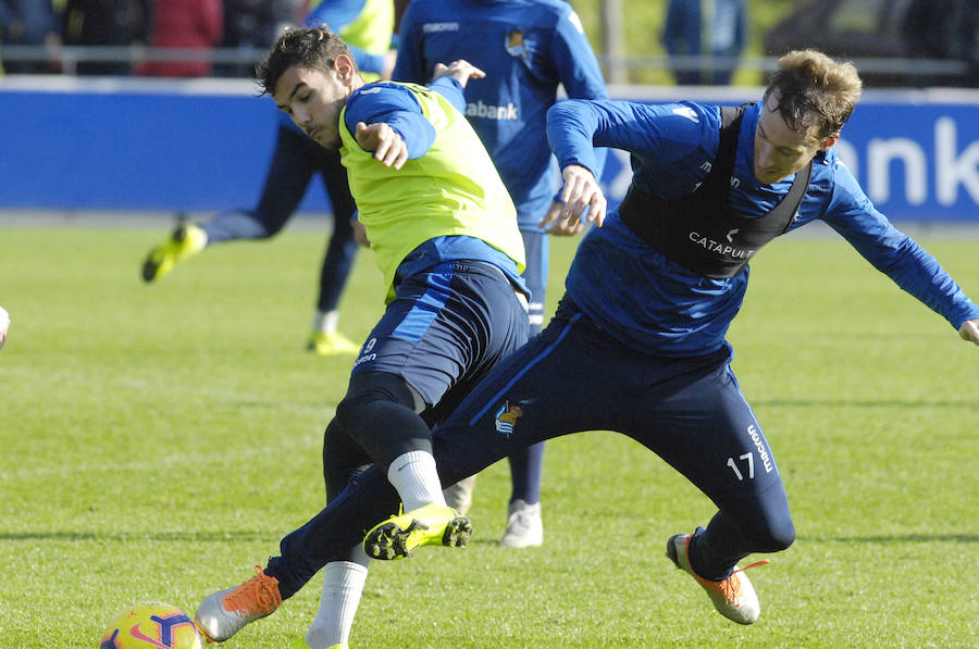 La Real Sociedad tiene hoy una doble sesión de entrenamiento a las ordenes de Imanol Alguacil en el que lo más destacado del primer entrenamiento ha sido la mala noticia de la lesión de Moya en la sesión matinal. A las 17:00 realizaran la segunda sesión.