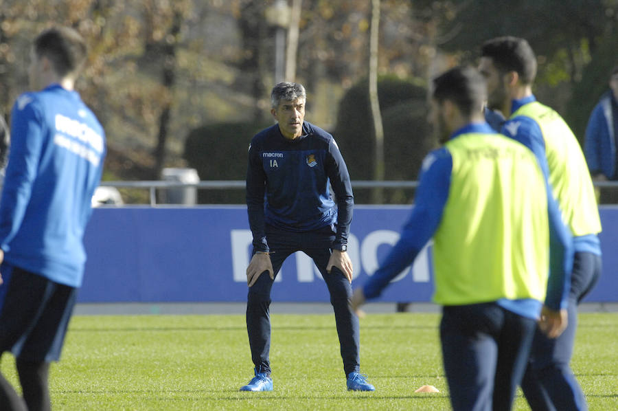La Real Sociedad tiene hoy una doble sesión de entrenamiento a las ordenes de Imanol Alguacil en el que lo más destacado del primer entrenamiento ha sido la mala noticia de la lesión de Moya en la sesión matinal. A las 17:00 realizaran la segunda sesión.