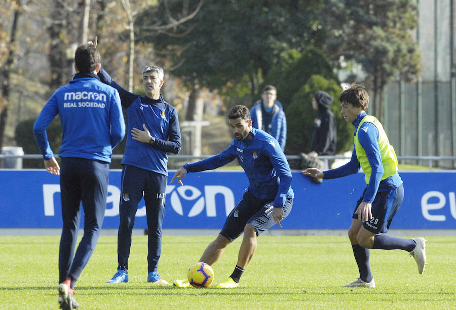 La Real Sociedad tiene hoy una doble sesión de entrenamiento a las ordenes de Imanol Alguacil en el que lo más destacado del primer entrenamiento ha sido la mala noticia de la lesión de Moya en la sesión matinal. A las 17:00 realizaran la segunda sesión.