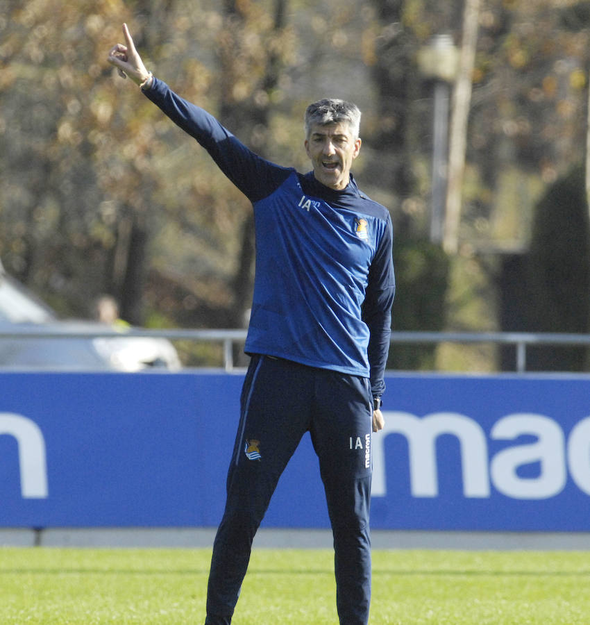 La Real Sociedad tiene hoy una doble sesión de entrenamiento a las ordenes de Imanol Alguacil en el que lo más destacado del primer entrenamiento ha sido la mala noticia de la lesión de Moya en la sesión matinal. A las 17:00 realizaran la segunda sesión.