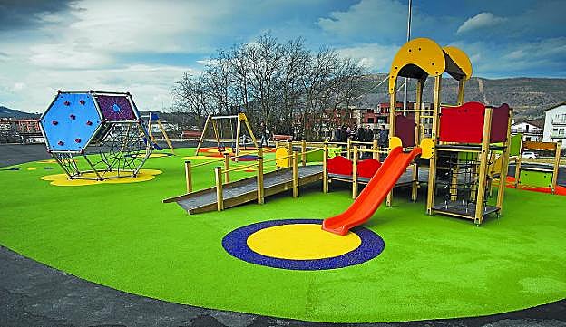 Al fondo. El parque infantil de Oinaurre contará con unas escaleras que lo enlazarán con el entorno del edificio circular de Arretxe-Ugalde y, desde ahí, con la glorieta de Porcelanas. 