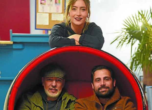 La foto en La Farándula el día de la Lotería. Miren, Gus y Sergio en el sillón rojo símbolo del local de Egia 6. Era 22 de diciembre.