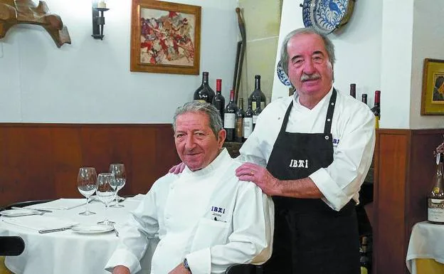 Los hermanos Alicio y Juantxo Garro, dispuestos a preparar a sus comensales algunas de las delicias que acostumbran. 