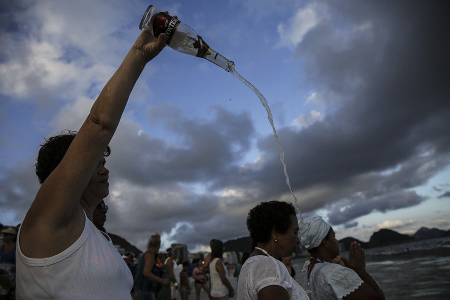 Cada fin de año, en Copacabana, los herederos de las antiguas tradiciones afro-brasileñas pagan tributo a Yemanja, diosa de mar. Así, la playa de Río de Janeiro se convierte en el escenario de ofrendas de flores, objetos y bebidas. 