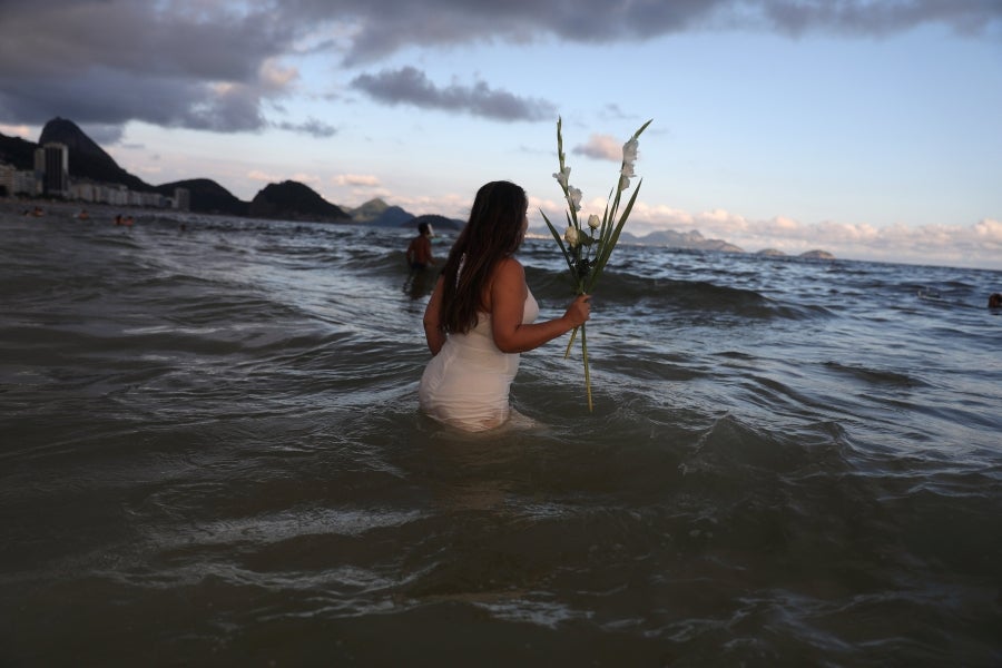 Cada fin de año, en Copacabana, los herederos de las antiguas tradiciones afro-brasileñas pagan tributo a Yemanja, diosa de mar. Así, la playa de Río de Janeiro se convierte en el escenario de ofrendas de flores, objetos y bebidas. 