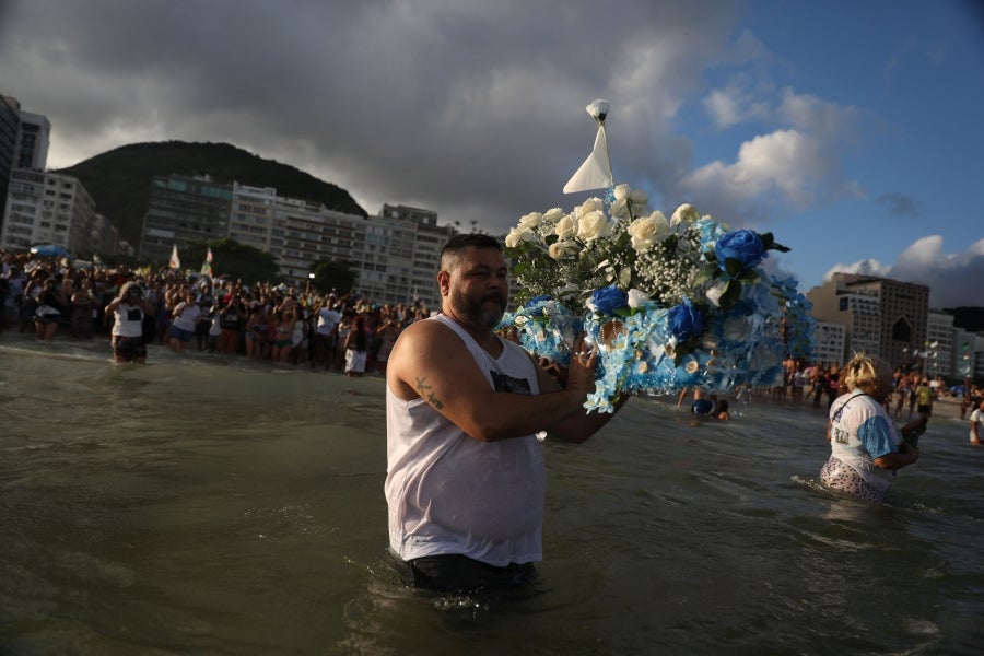 Cada fin de año, en Copacabana, los herederos de las antiguas tradiciones afro-brasileñas pagan tributo a Yemanja, diosa de mar. Así, la playa de Río de Janeiro se convierte en el escenario de ofrendas de flores, objetos y bebidas. 