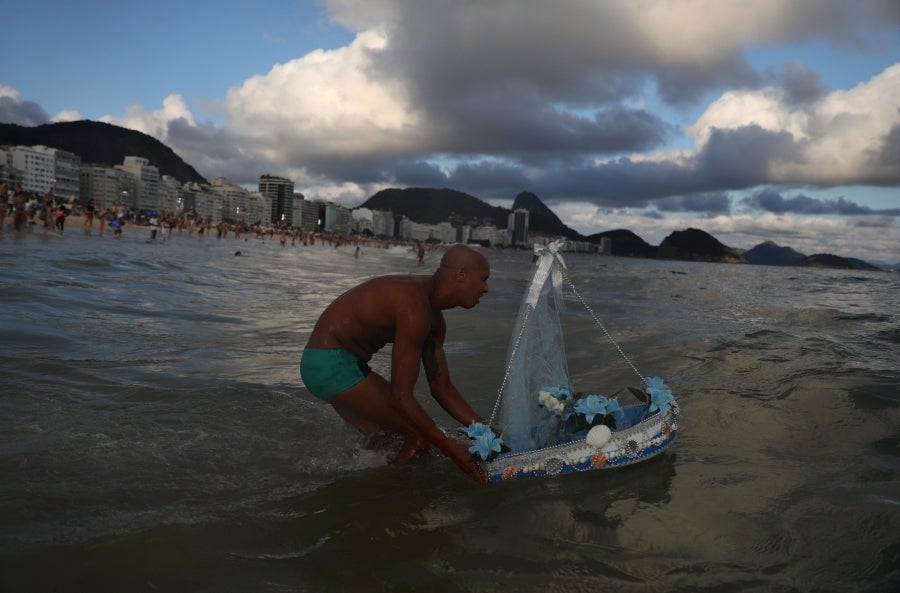 Cada fin de año, en Copacabana, los herederos de las antiguas tradiciones afro-brasileñas pagan tributo a Yemanja, diosa de mar. Así, la playa de Río de Janeiro se convierte en el escenario de ofrendas de flores, objetos y bebidas. 
