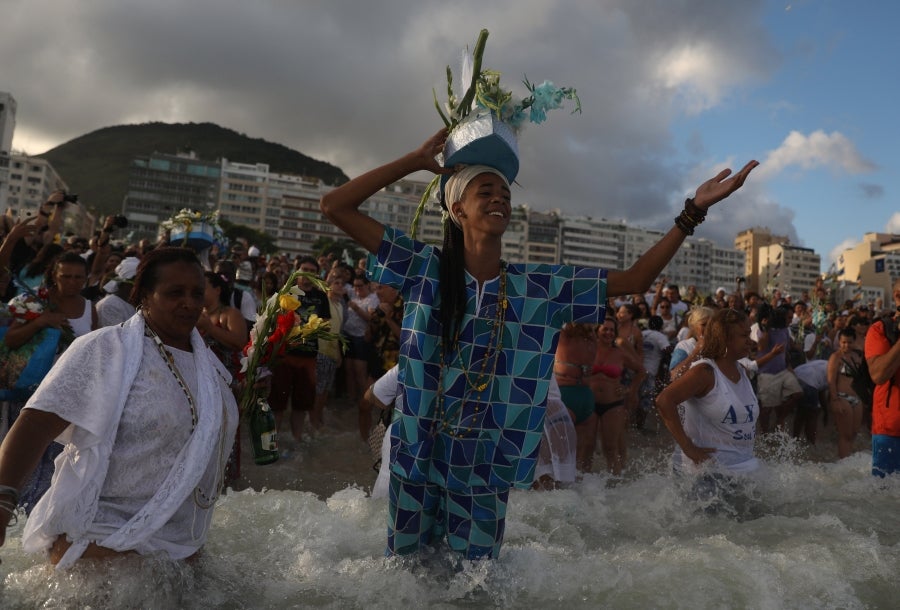 Cada fin de año, en Copacabana, los herederos de las antiguas tradiciones afro-brasileñas pagan tributo a Yemanja, diosa de mar. Así, la playa de Río de Janeiro se convierte en el escenario de ofrendas de flores, objetos y bebidas. 