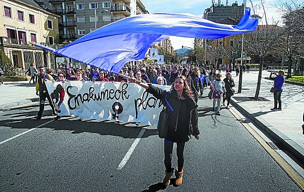 Cabecera de la multitudinaria manifestación del pasado 8 de marzo, a su paso por el paseo de Colón. 