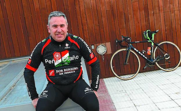 Eugenio Goikoetxea sonríe en Hernani antes de dar una vuelta en bicicleta junto a su hijo, Xuban, y su sobrino Mikel.