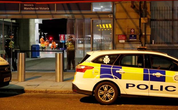La policía británica acordona la estación de Victoria en Mánchester. 