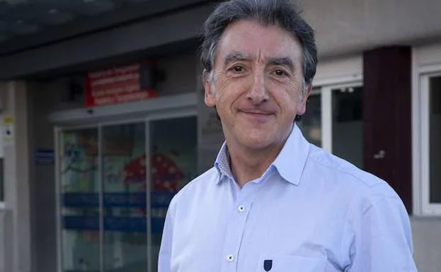 El médico Javier Korta, frente a urgencias de pediatría. 