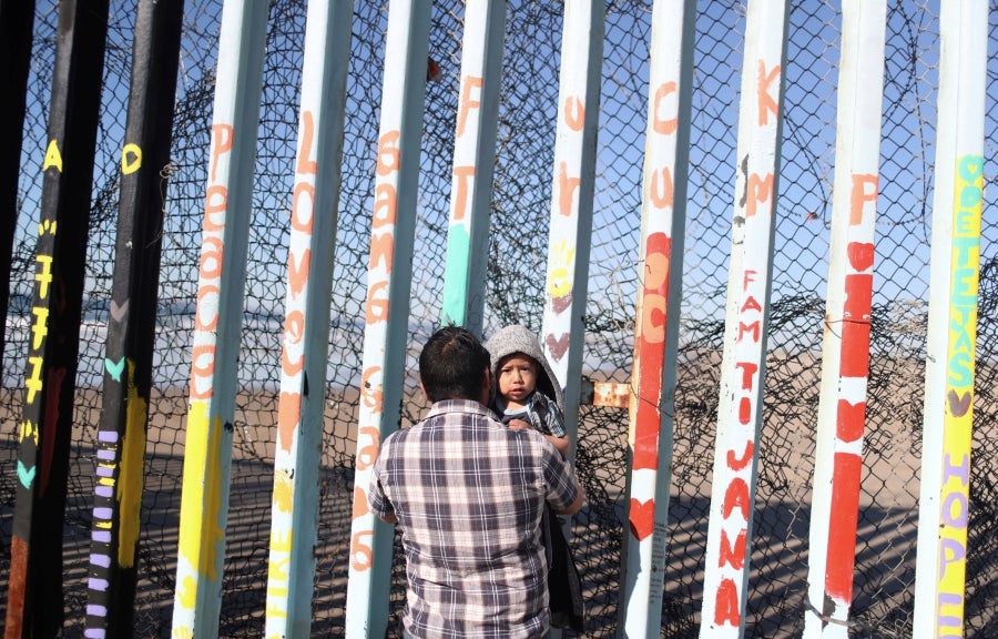 La gente camina cerca de la valla fronteriza entre México y Estados Unidos en Playas de Tijuana, México. El presidente Donald Trump advirtió el miércoles pasado que el gobierno federal de los EE. UU. se mantiene firme en su deseo de reforzar el muro fronterizo con México.