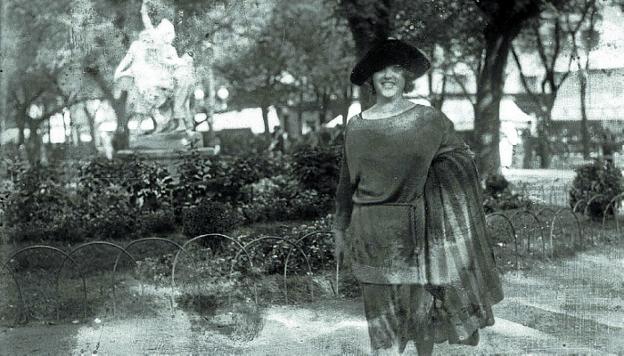 Dama recibiendo 1919 con alegría. 