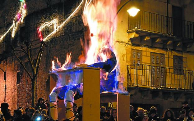 Olentzero arde en la plaza de Ermua.