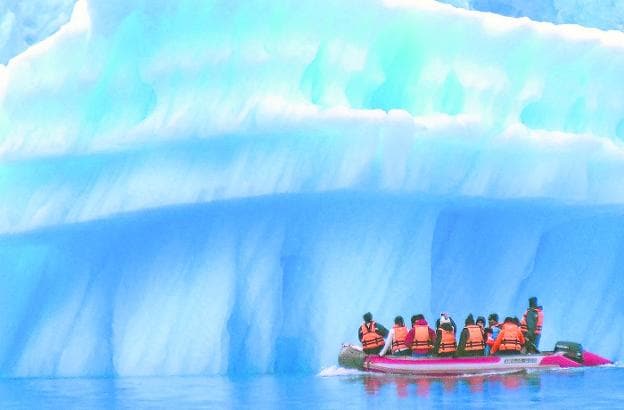 Un grupo de visitantes se adentra en el Parque Nacional Laguna de San Rafael (Chile), para admirar sus imponentes glaciares. 