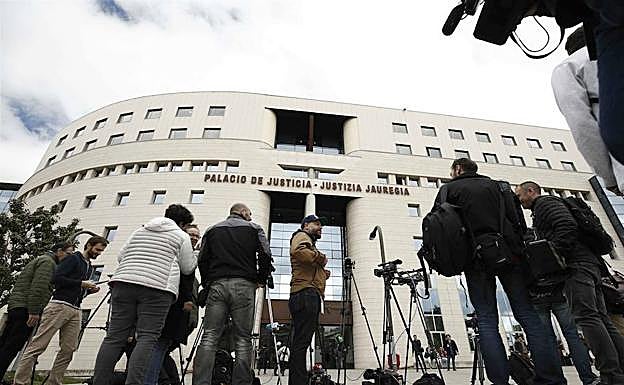 Los medios en el exterior de la sede la Audiencia de Navarra, este jueves.
