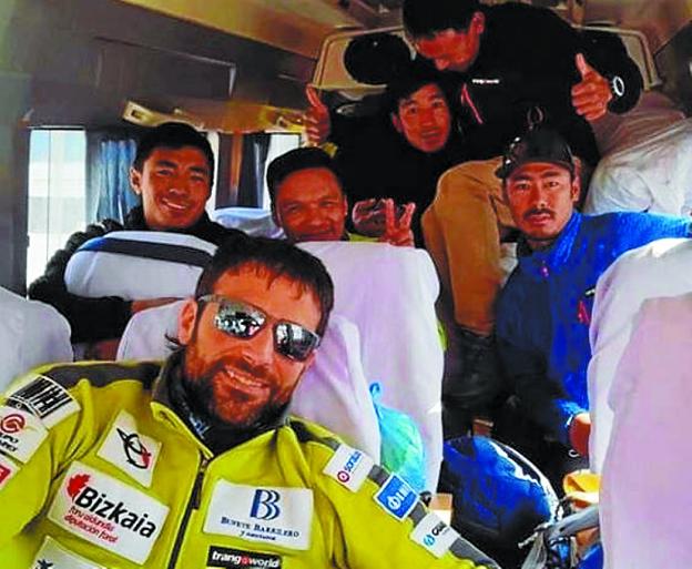 Alex Txikon y su equipo nepalí en furgoneta, ayer camino de Islamabad. 