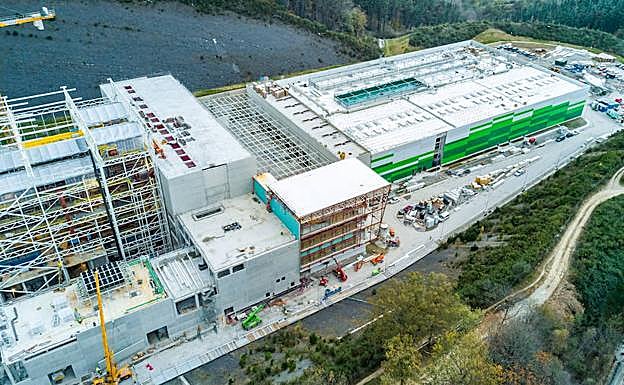 Familias agrupadas en GuraSOS entregan su plan de residuos en la Diputación