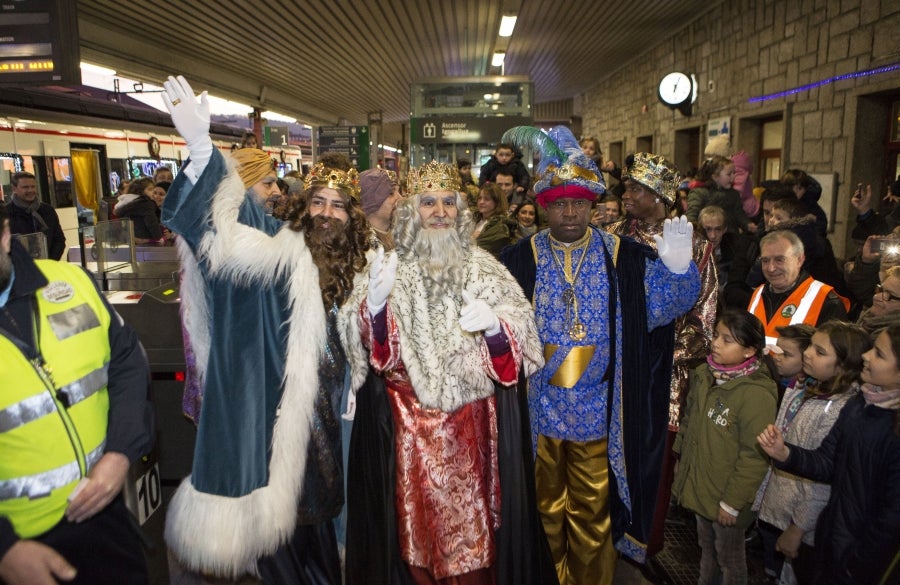 Los Reyes Magos han llegado a Irun en Tren y han comenzado su recorrido por el centro de la ciudad para acabar en el Ayuntamiento. 