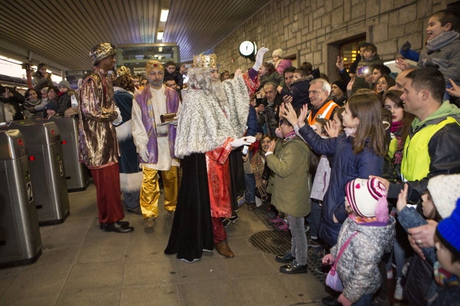Los Reyes Magos han llegado a Irun en Tren y han comenzado su recorrido por el centro de la ciudad para acabar en el Ayuntamiento. 