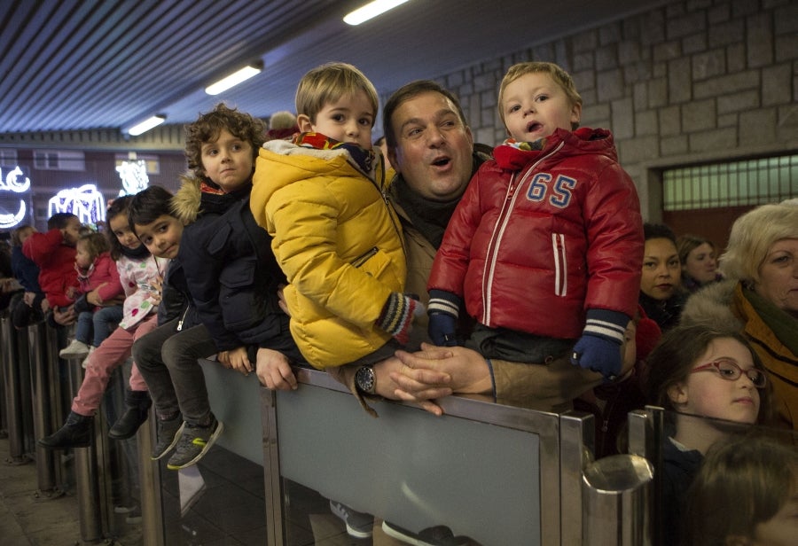 Los Reyes Magos han llegado a Irun en Tren y han comenzado su recorrido por el centro de la ciudad para acabar en el Ayuntamiento. 