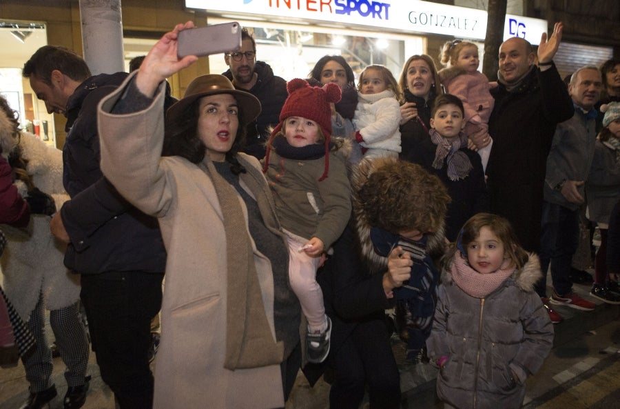 Los Reyes Magos han llegado a Irun en Tren y han comenzado su recorrido por el centro de la ciudad para acabar en el Ayuntamiento. 