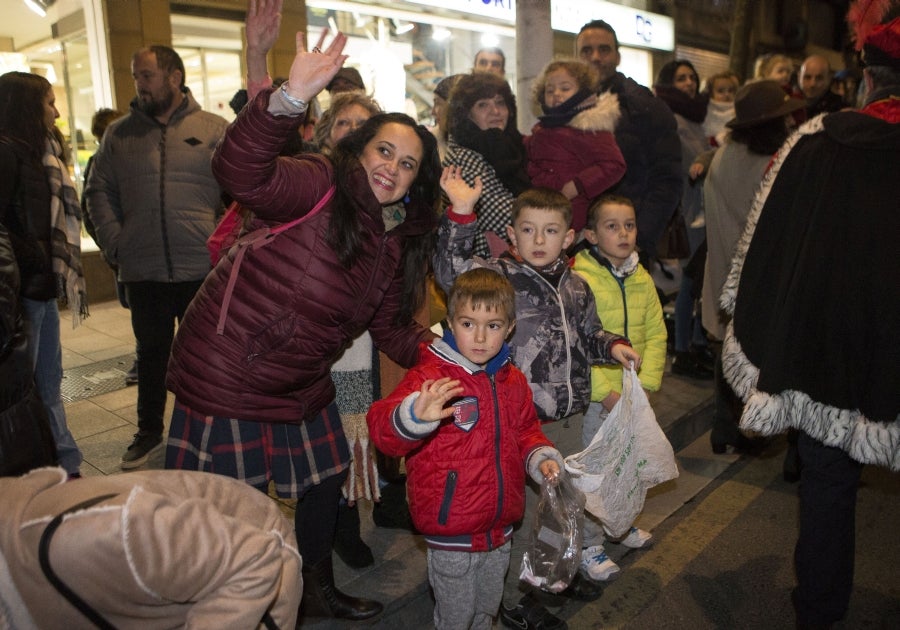 Los Reyes Magos han llegado a Irun en Tren y han comenzado su recorrido por el centro de la ciudad para acabar en el Ayuntamiento. 