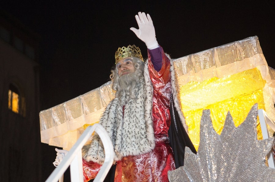 Los Reyes Magos han llegado a Irun en Tren y han comenzado su recorrido por el centro de la ciudad para acabar en el Ayuntamiento. 