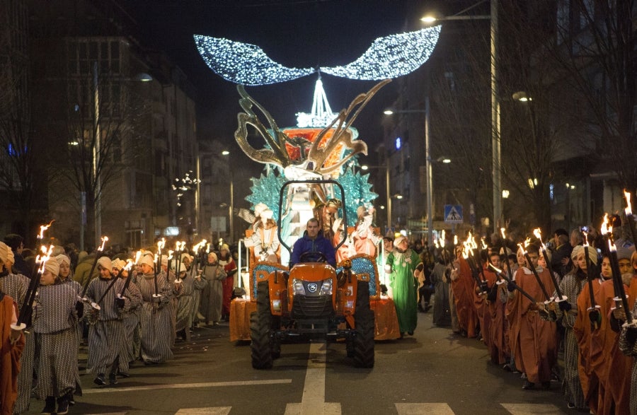 Los Reyes Magos han llegado a Irun en Tren y han comenzado su recorrido por el centro de la ciudad para acabar en el Ayuntamiento. 