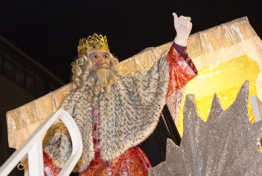 Los Reyes Magos han llegado a Irun en Tren y han comenzado su recorrido por el centro de la ciudad para acabar en el Ayuntamiento. 