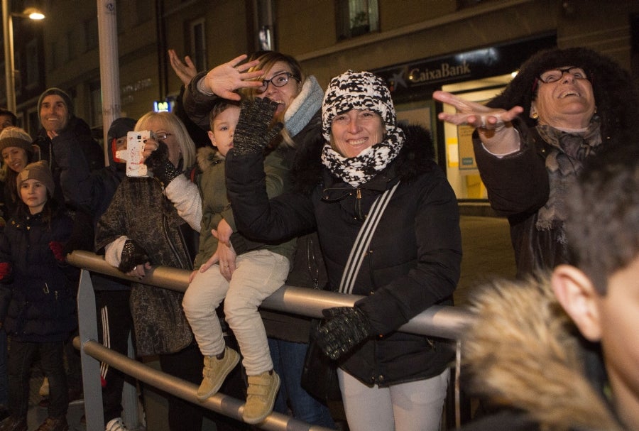 Los Reyes Magos han llegado a Irun en Tren y han comenzado su recorrido por el centro de la ciudad para acabar en el Ayuntamiento. 