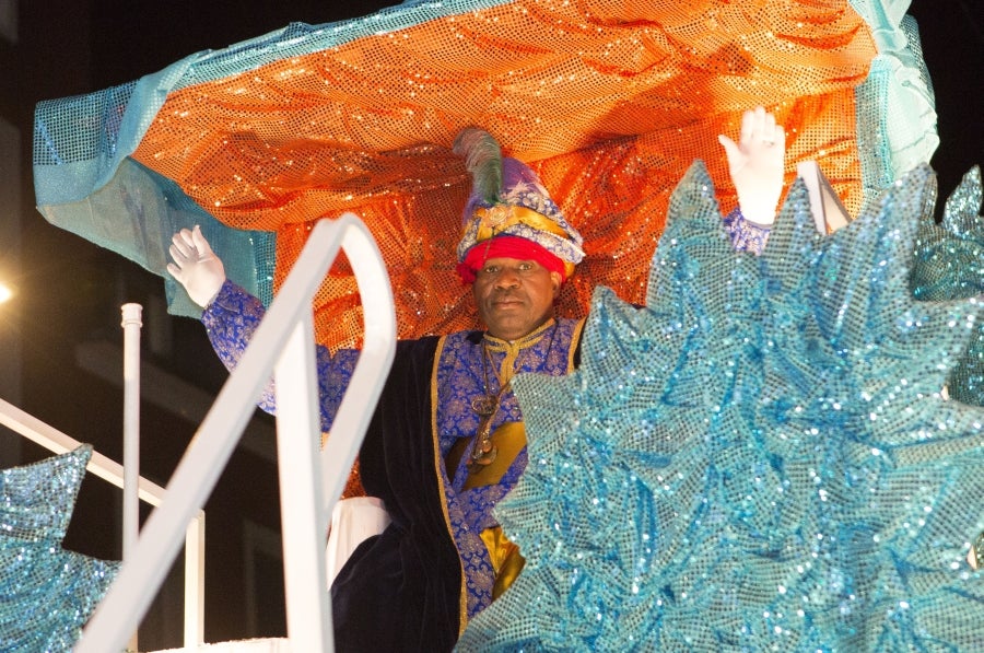 Los Reyes Magos han llegado a Irun en Tren y han comenzado su recorrido por el centro de la ciudad para acabar en el Ayuntamiento. 