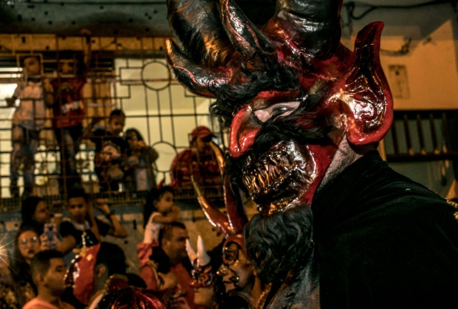 En Riosucio, Colombia, se celebra el Carnaval de los Diablos, una tradición que remonta al siglo XIX. En este caso el Diblo representa la unión entre nativos, españoles y esclavos de antaño.