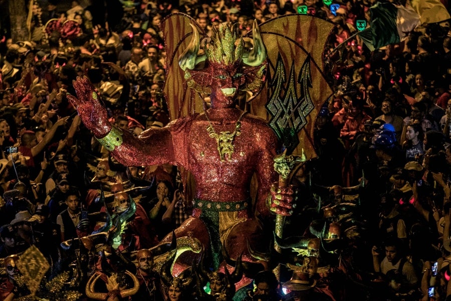 En Riosucio, Colombia, se celebra el Carnaval de los Diablos, una tradición que remonta al siglo XIX. En este caso el Diblo representa la unión entre nativos, españoles y esclavos de antaño.