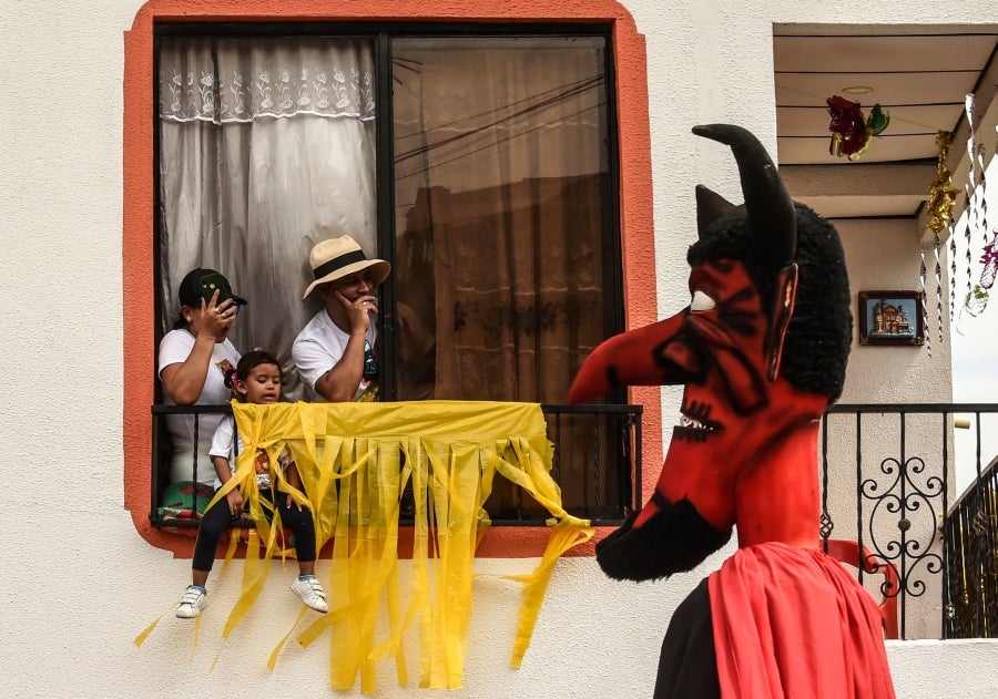 En Riosucio, Colombia, se celebra el Carnaval de los Diablos, una tradición que remonta al siglo XIX. En este caso el Diblo representa la unión entre nativos, españoles y esclavos de antaño.