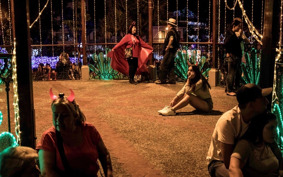 En Riosucio, Colombia, se celebra el Carnaval de los Diablos, una tradición que remonta al siglo XIX. En este caso el Diblo representa la unión entre nativos, españoles y esclavos de antaño.