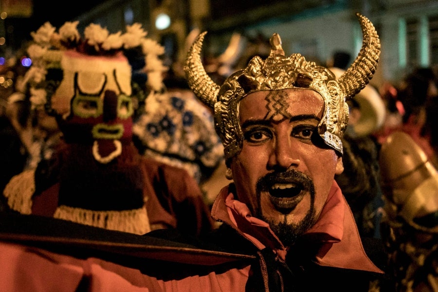 En Riosucio, Colombia, se celebra el Carnaval de los Diablos, una tradición que remonta al siglo XIX. En este caso el Diblo representa la unión entre nativos, españoles y esclavos de antaño.