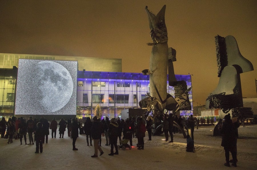Los vecinos de Helsinki inauguran el Año Nuevo con un Festival de luces que recorre toda la ciudad, desde las fachadas hasta el suelo. 