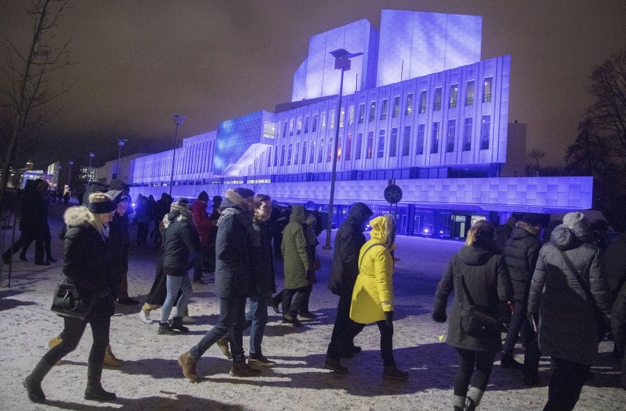 Los vecinos de Helsinki inauguran el Año Nuevo con un Festival de luces que recorre toda la ciudad, desde las fachadas hasta el suelo. 