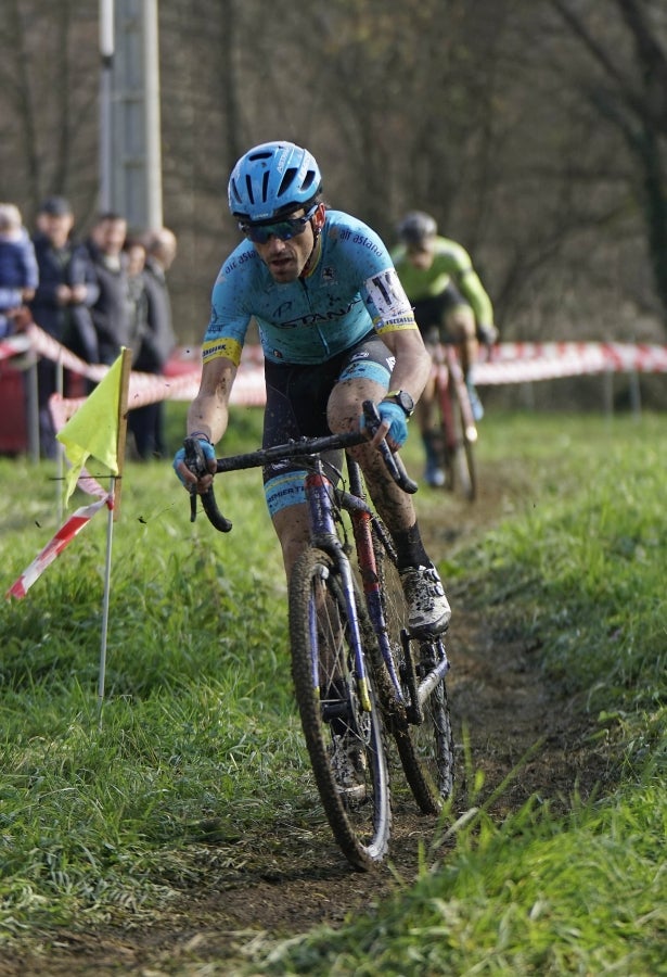 Los hermanos Izagirre han tenido que abandonar este domingo en el ciclo-cross de Ormaiztegi tras una caída. Los dos ciclistas, que hacían su debut en competición con el Astana, se han caído en una bajada siendo Gorka el que se ha llevado la peor parte. La prueba de élite la ha vencido Javier Ruiz de Larrinaga que se retira del ciclo-cross tras 13 años disputando pruebas en Euskadi