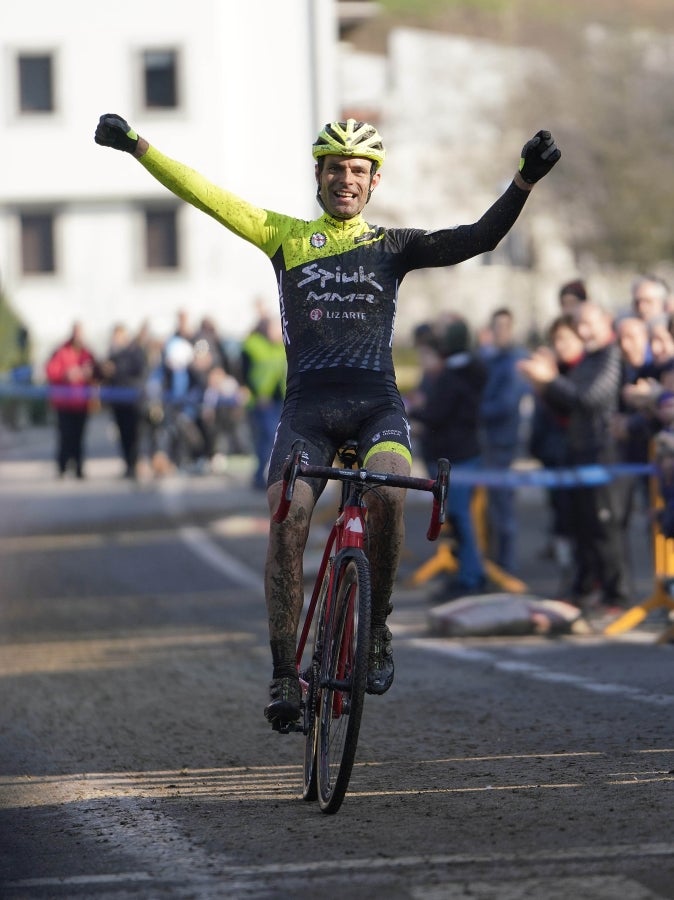 Los hermanos Izagirre han tenido que abandonar este domingo en el ciclo-cross de Ormaiztegi tras una caída. Los dos ciclistas, que hacían su debut en competición con el Astana, se han caído en una bajada siendo Gorka el que se ha llevado la peor parte. La prueba de élite la ha vencido Javier Ruiz de Larrinaga que se retira del ciclo-cross tras 13 años disputando pruebas en Euskadi