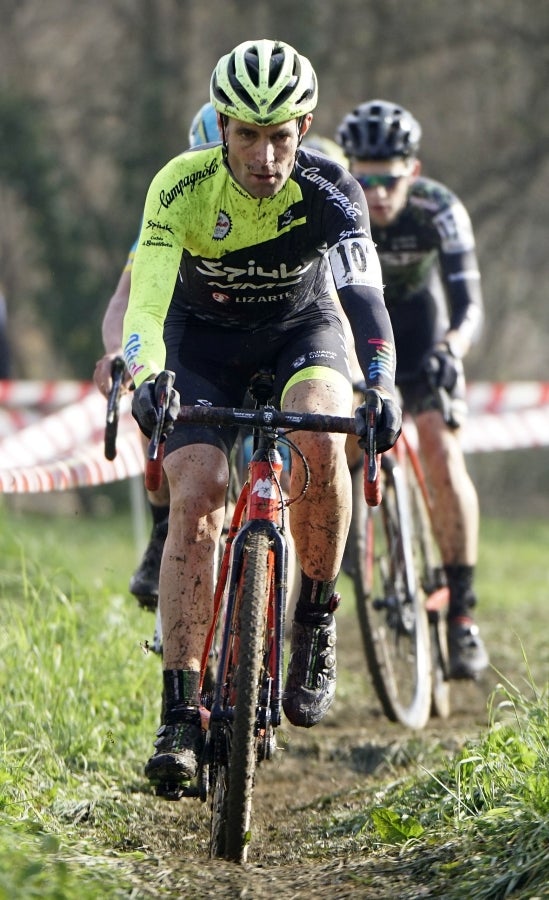 Los hermanos Izagirre han tenido que abandonar este domingo en el ciclo-cross de Ormaiztegi tras una caída. Los dos ciclistas, que hacían su debut en competición con el Astana, se han caído en una bajada siendo Gorka el que se ha llevado la peor parte. La prueba de élite la ha vencido Javier Ruiz de Larrinaga que se retira del ciclo-cross tras 13 años disputando pruebas en Euskadi